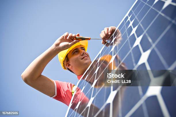 Riflessione Su Un Pannello Solare - Fotografie stock e altre immagini di Pannello solare - Pannello solare, Installare, Energia solare