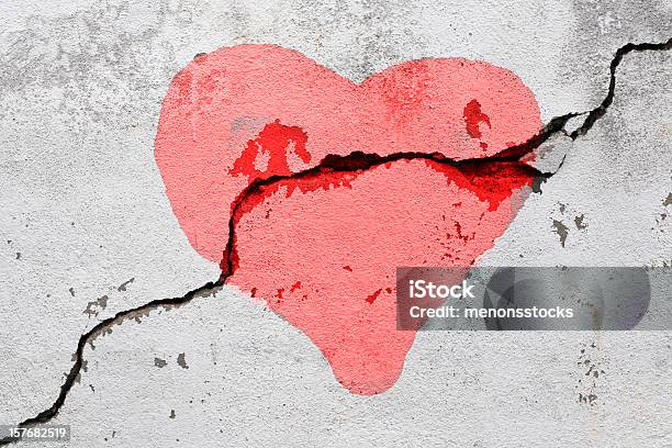 Corazón Roto Foto de stock y más banco de imágenes de Símbolo en forma de corazón - Símbolo en forma de corazón, Romper, Roto