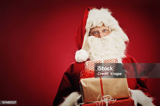 Felice Babbo Natale Isolato Su Rosso - Fotografie stock e altre immagini di Adulto - Adulto, Allegro, Anziani attivi