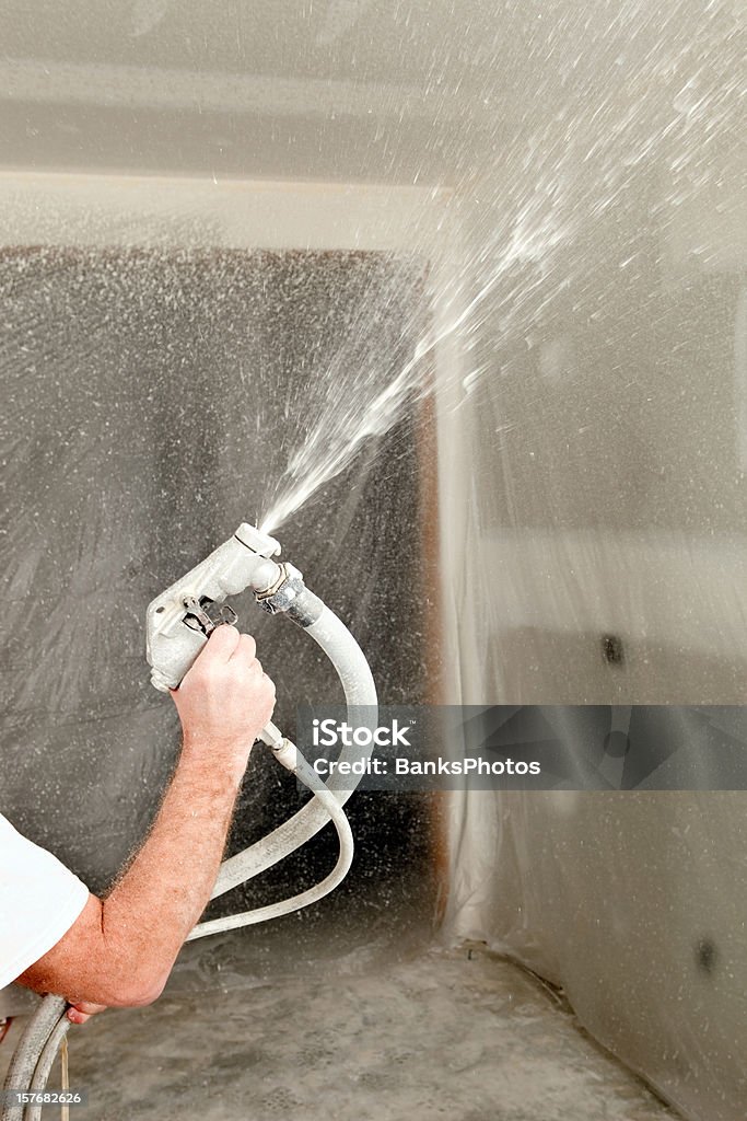 Trabalhador espalhando lama reboco no teto para Knockdown textura - Foto de stock de Gesso para construção royalty-free