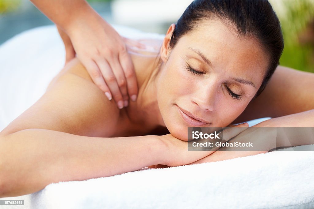 Entspannte Frau erhält eine Schulter-massage - Lizenzfrei Massieren Stock-Foto