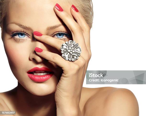 Model Z Pierścieniem - zdjęcia stockowe i więcej obrazów Modelka i model - Modelka i model, Diament, Biżuteria