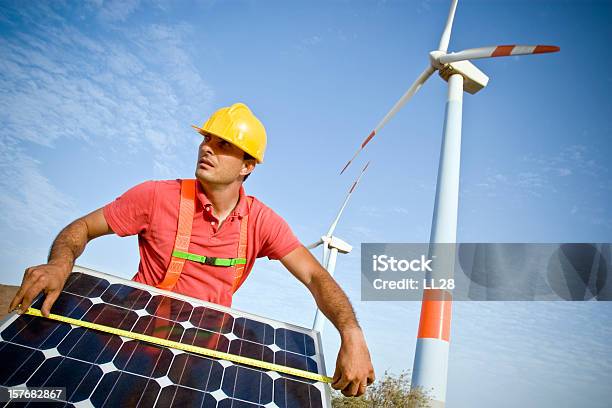 A Instalar - Fotografias de stock e mais imagens de Adulto - Adulto, Capacete, Capacete de Obra