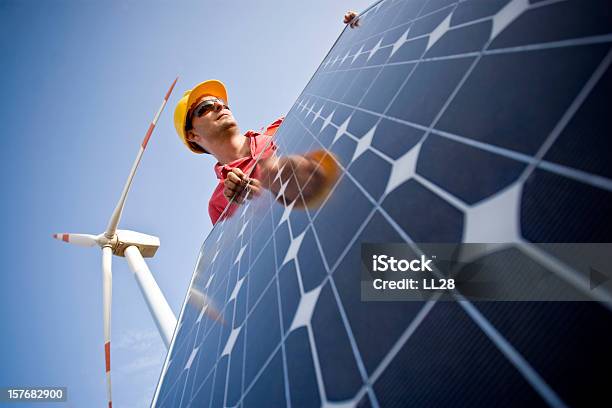 Retrato De Un Técnico Foto de stock y más banco de imágenes de Panel Solar - Panel Solar, Típico de la clase trabajadora, Accesorio de cabeza