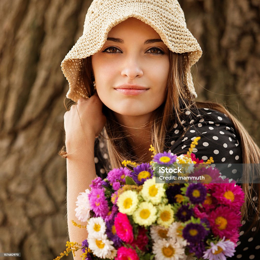 Fille avec des fleurs - Photo de Femmes libre de droits