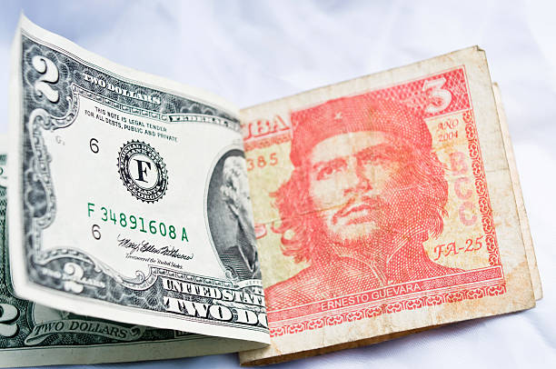 usa und kuba währung - currency us paper currency five dollar bill usa stock-fotos und bilder