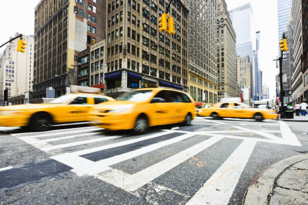 skrzyżowanie o ruchu new york city taxi - crosswalk crowd activity long exposure zdjęcia i obrazy z banku zdjęć