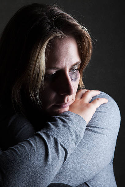 cara de dispair: deprimida mujer con ojos negro - drug abuse addiction women violence fotografías e imágenes de stock