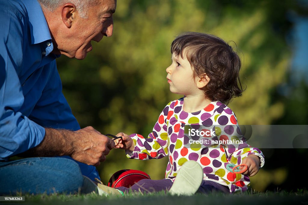 Brincando com Grandpa - Foto de stock de 2-3 Anos royalty-free