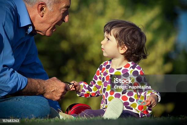 Foto de Brincando Com Grandpa e mais fotos de stock de 2-3 Anos - 2-3 Anos, Adulto, Adulto maduro