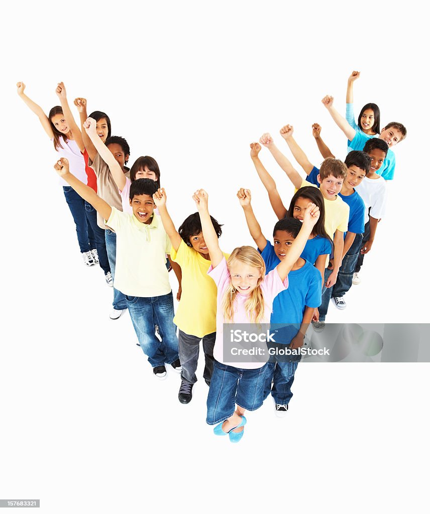 Multi razziale bambini in piedi con le mani sollevate formano la forma V - Foto stock royalty-free di A forma di V