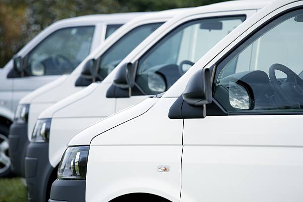 furgonetas blanco en una fila. - convoy fotografías e imágenes de stock