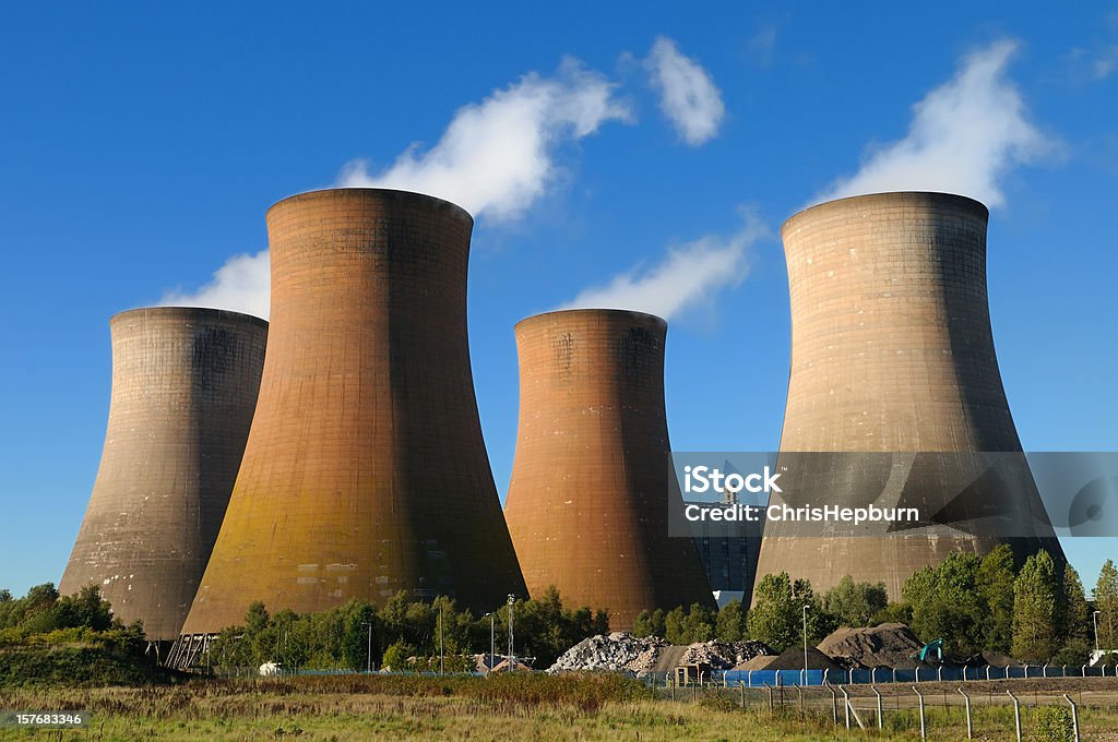 Les tours de refroidissement, de la centrale électrique - Photo de Royaume-Uni libre de droits
