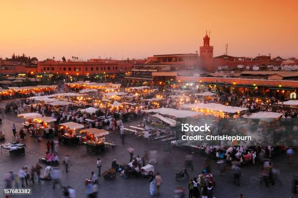 Djemaa El Fna Marrakesz Maroko - zdjęcia stockowe i więcej obrazów Marrakesz - Marrakesz, Meczet, Suk