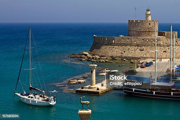 Rhodes Mandrakihafeneingang Stockfoto und mehr Bilder von Alter Hafen - Alter Hafen, Antike Kultur, Blau