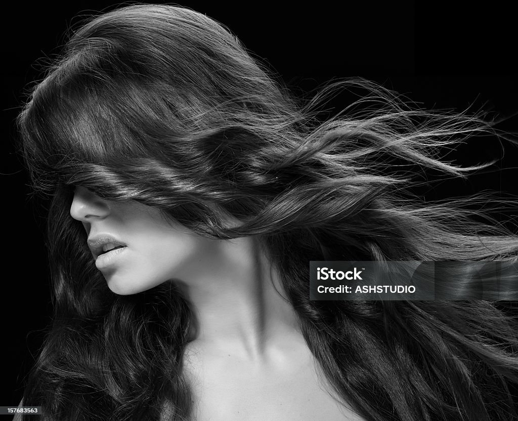 Портрет молодая Красивая женщина на черном фоне - Стоковые фото 20-24 года роялти-фри