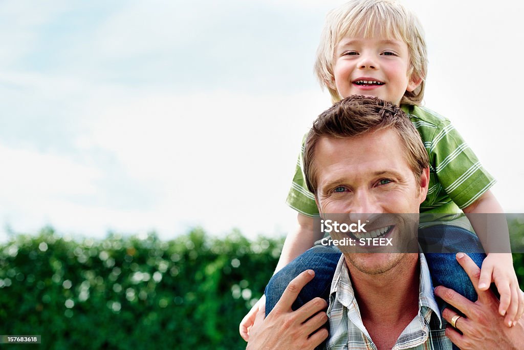 미소 파더 휴대용 그의 아들 on 어깨, copyspace - 로열티 프리 20-29세 스톡 사진