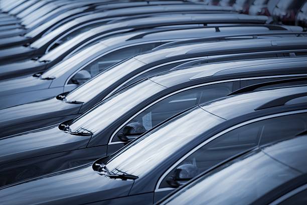 neue autos im autohaus in a row - frozen windshield cold car stock-fotos und bilder
