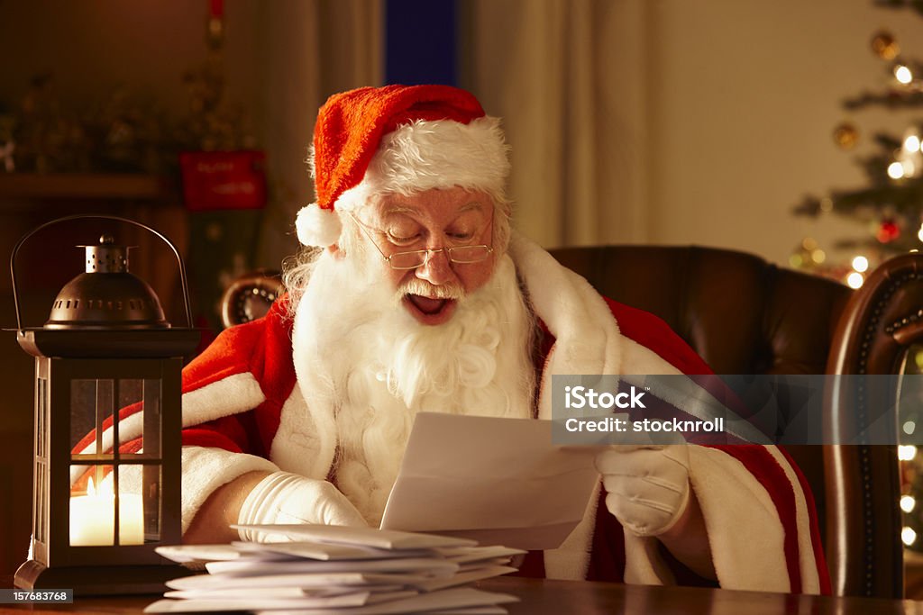 Retrato de Pai Natal, sentado em uma cadeira de leitura letras - Foto de stock de Papai Noel royalty-free