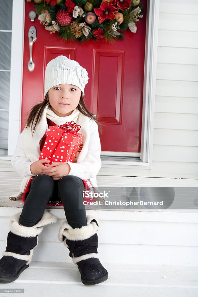 クリスマスプレゼントを持つ少女 - 冬のロイヤリティフリーストックフォト