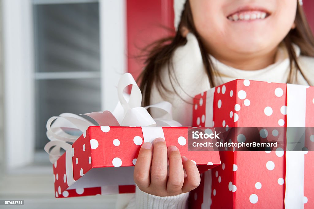 Ragazza sorridente apertura regalo di Natale - Foto stock royalty-free di Festività pubblica