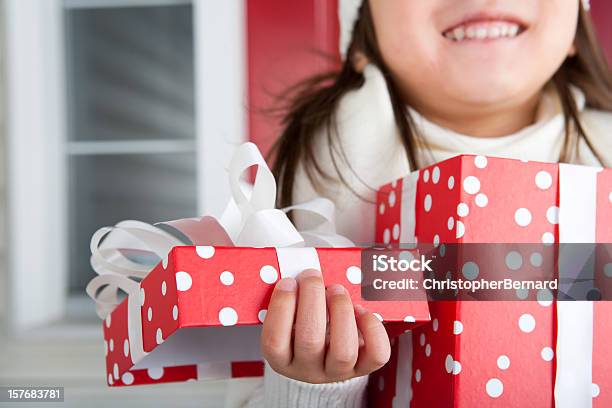 Ragazza Sorridente Apertura Regalo Di Natale - Fotografie stock e altre immagini di Festività pubblica - Festività pubblica, Regalo, 4-5 anni