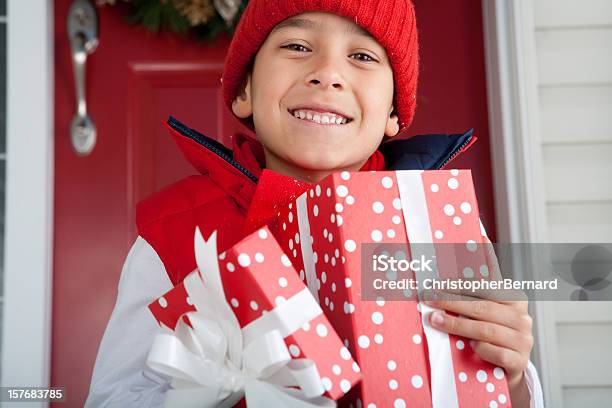 미소 남자아이 쥠 크리스마스 선물 매우 기쁜에 대한 스톡 사진 및 기타 이미지 - 매우 기쁜, 성탄절 선물, 신남