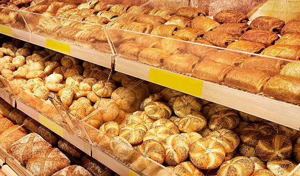 variété de pâtisseries et produits dans un supermarché - mixed bread photos et images de collection