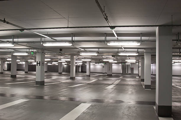 подземная парковка - untergrund стоковые фото и изображения