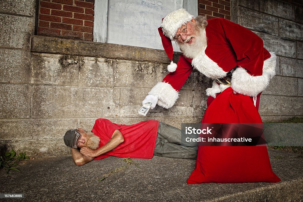 Des photos de vrais Santa Claus aider ceux dans le besoin - Photo de Mal-logés libre de droits