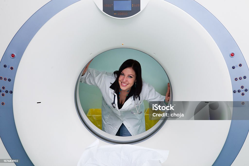 Magnifique Apprenti médecin de Scanner tomographique axial informatisé - Photo de Docteur libre de droits