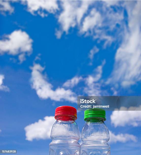 Reciclarfrascos Plásticos Equipados Com Tampas Coloridas No Céu - Fotografias de stock e mais imagens de Acabar