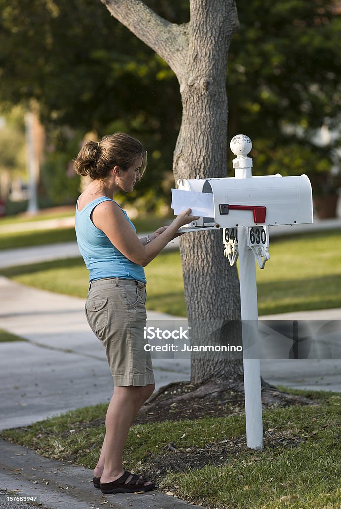 Mulher levantando o correio - Foto de stock de Caixa de correio royalty-free