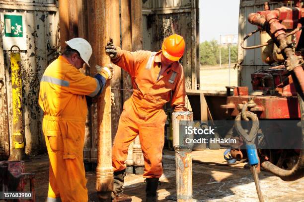 Plataforma De Perfuração Trabalhadores - Fotografias de stock e mais imagens de Operário Petrolífero - Operário Petrolífero, Sonda de perfuração, Trabalho de Equipa