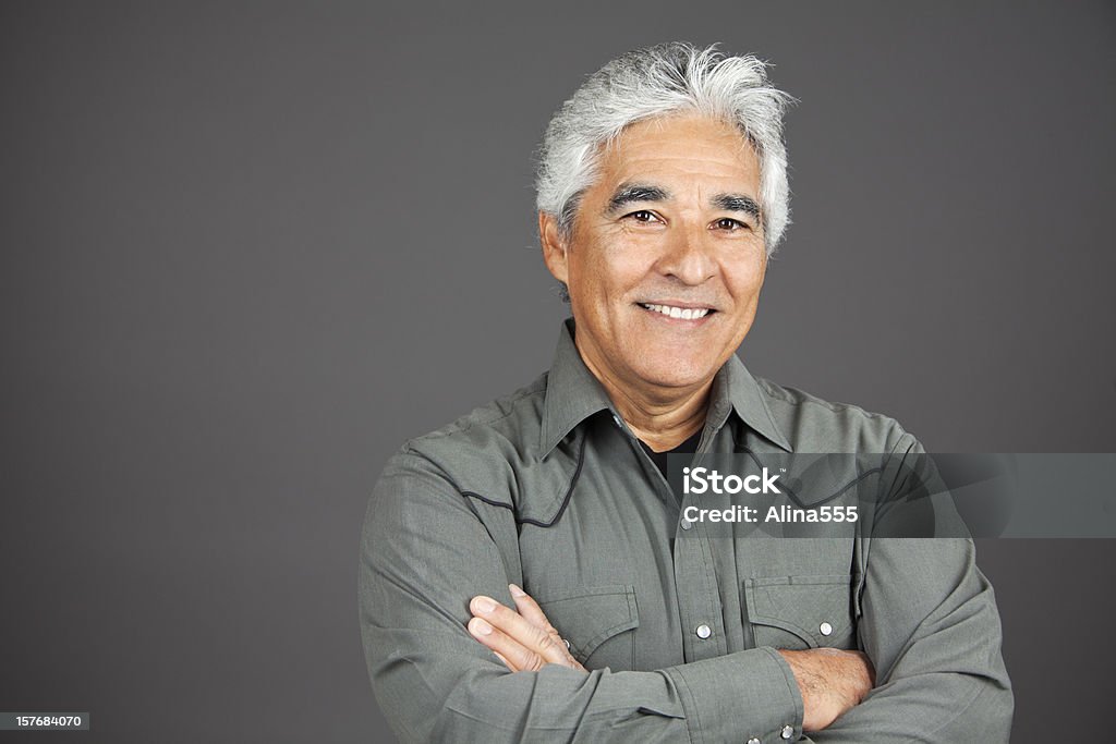 Hispano Retrato de estudio de sonriente hombre maduro con Pelo gris - Foto de stock de Retrato libre de derechos