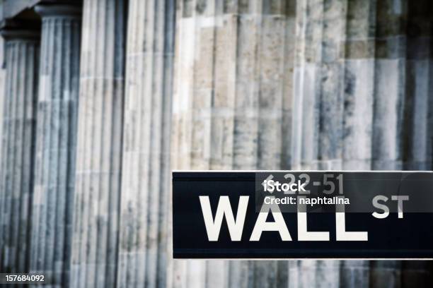 Wallstreetschild Und Klassische Säulen Stockfoto und mehr Bilder von Außenaufnahme von Gebäuden - Außenaufnahme von Gebäuden, Wall Street, Architektonische Säule