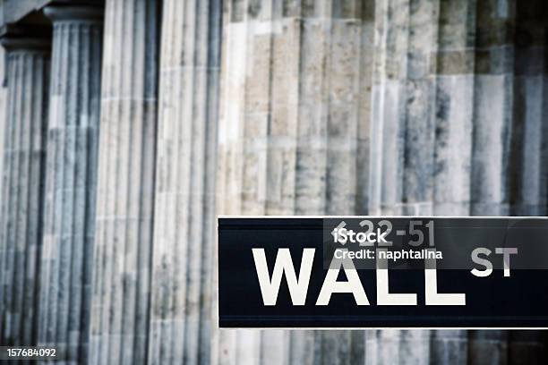 Znak Wall Street I Klasyczne Kolumny - zdjęcia stockowe i więcej obrazów Budynek z zewnątrz - Budynek z zewnątrz, Wall Street, Bankowość