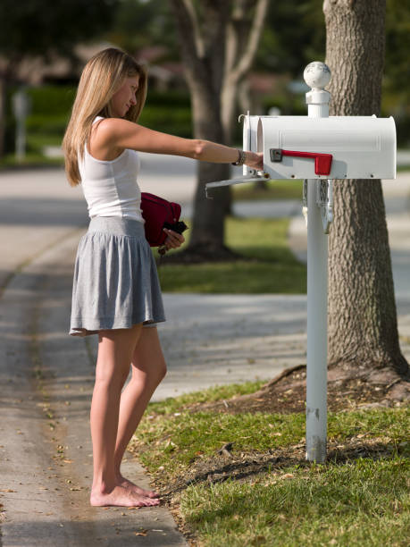 soulever le courrier - women suburb mailbox curiosity photos et images de collection