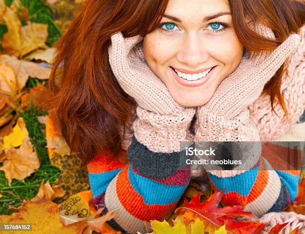 Photo libre de droit de Souriante Aux Cheveux Rouges Femme Jeter Les Feuilles Dautomne banque d'images et plus d'images libres de droit de 20-24 ans