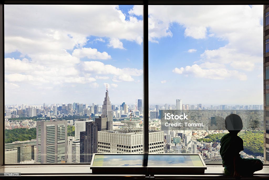 Мальчик над Токио - Стоковые фото Ребёнок роялти-фри