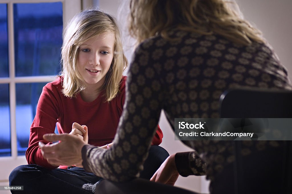 Adolescente falando ao conselheira. - Foto de stock de Adolescente royalty-free