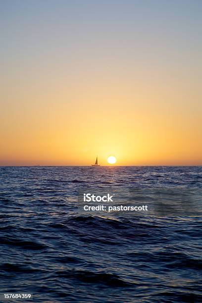 Navegación En La Puesta De Sol Foto de stock y más banco de imágenes de Agua - Agua, Ajardinado, Amanecer