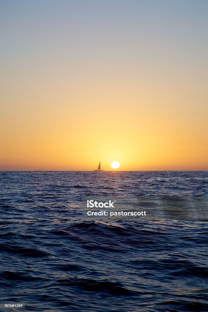 Navigation à voile au coucher du soleil - Photo de Aube libre de droits