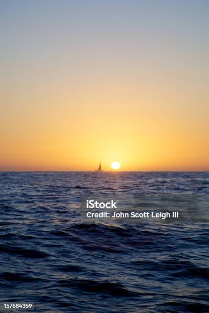 Foto de Velejar Ao Pôr Do Sol e mais fotos de stock de Ajardinado - Ajardinado, Barco a Vela, Barco de passageiros