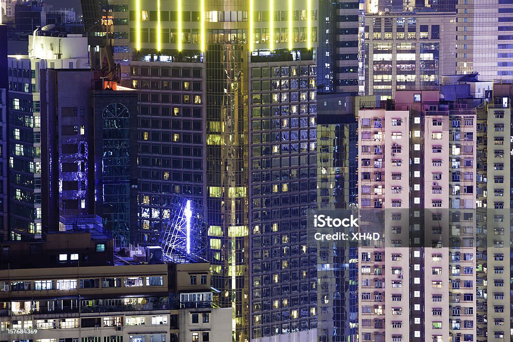 Colorido Edifício de escritórios em noite - Royalty-free Apartamento de Cobertura Foto de stock