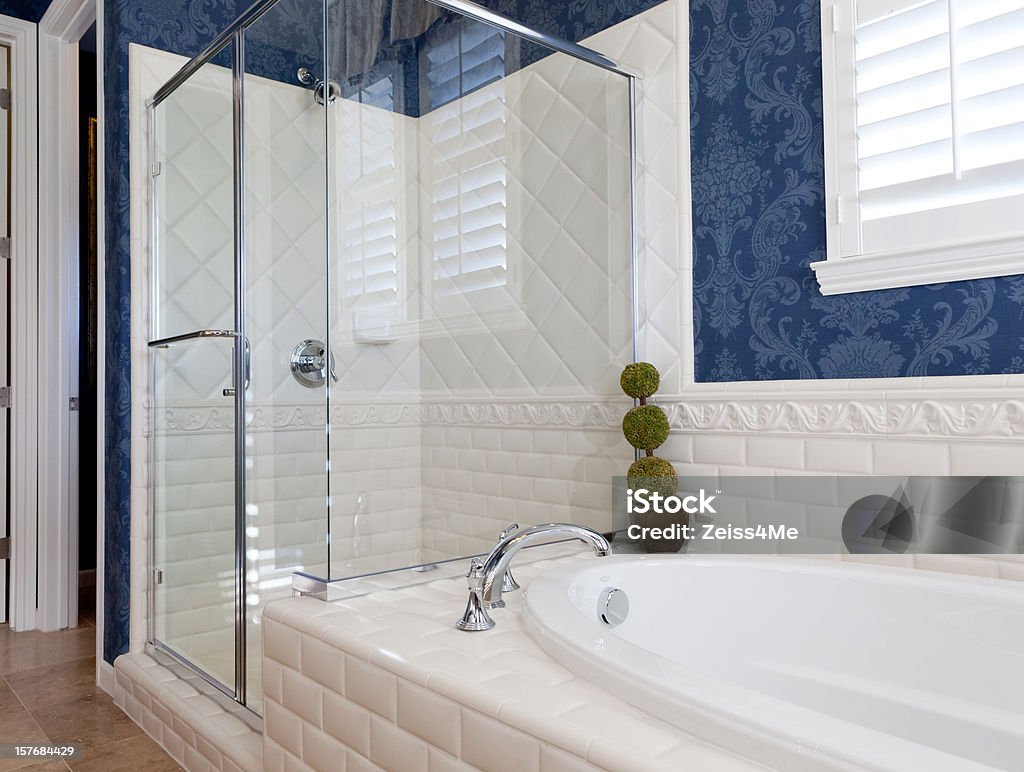 Il bagno, in bianco e blu - Foto stock royalty-free di Carta da parati