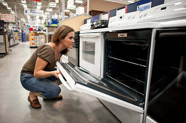 shopping für eine neue küche herd - stereotypical housewife women domestic kitchen brown hair stock-fotos und bilder