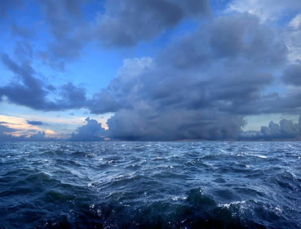 dia no mar tempestuoso - sea storm moody sky dark - fotografias e filmes do acervo