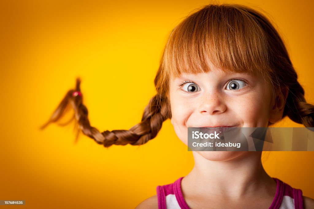 Heureuse jeune fille aux cheveux Rouge avec le plus de tresses et de sourires brillant - Photo de Enfant libre de droits
