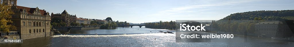 XXL Panorama V-Neck in Prag - Lizenzfrei Flussufer Stock-Foto